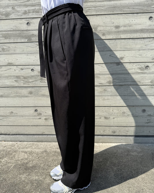 下腹が目立ちにくいツータックデザイン。体型の変化に対応出来るパンツ!ストレッチ生地で着心地抜群。美しい日本製♪クロパンツ。40代・50代コーデに♪