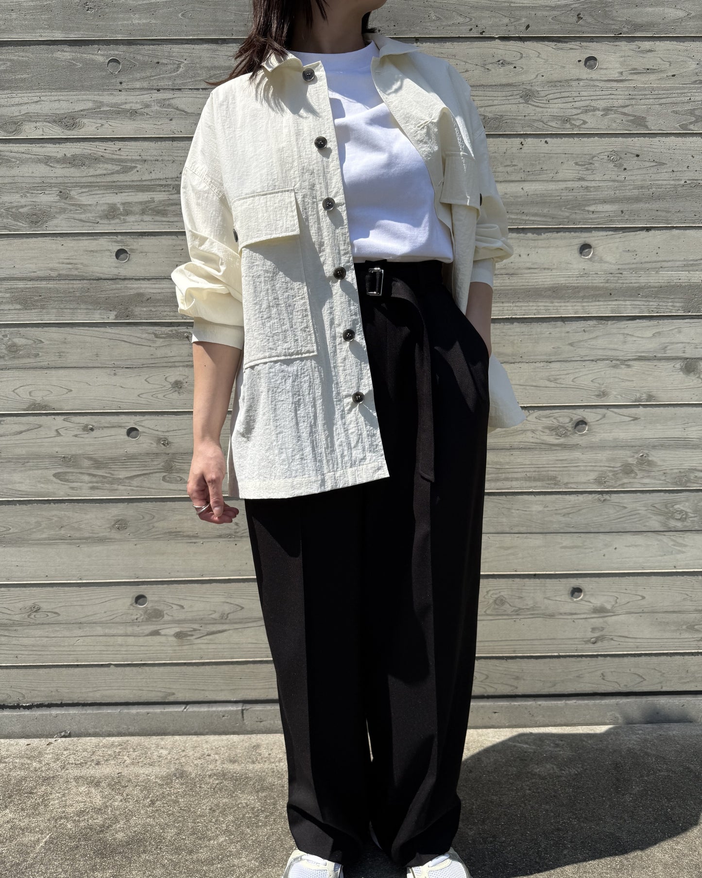 軽やかに羽織れる大人のシャツジャケット＆白Ｔシャツ♪美しくしっかりした日本製♪４０代５０代コーデに♪白のシャツジャケット♪