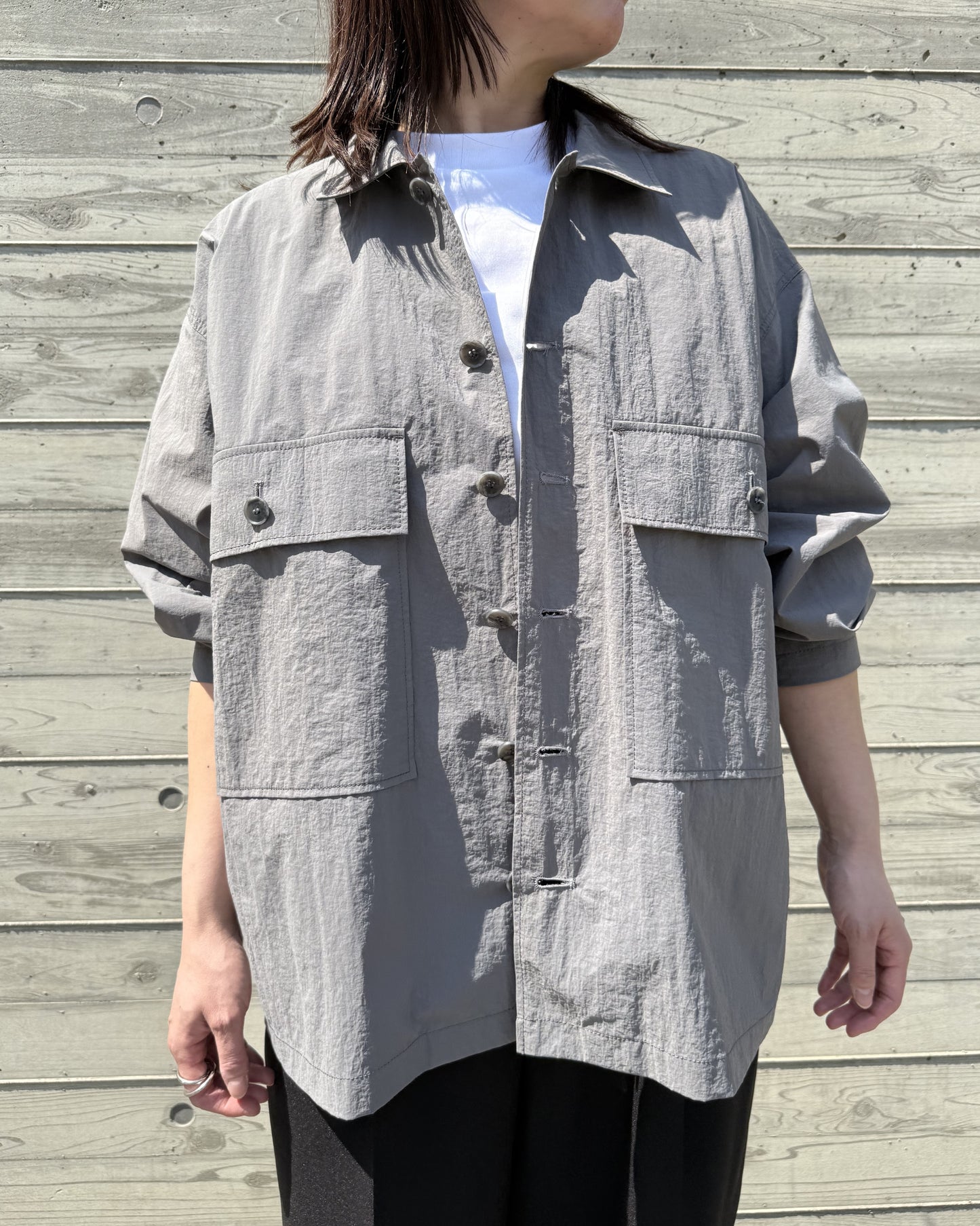 綺麗なグレーの大人シャツジャケット♪
日本製で美しい縫製です。３０代４０代５０代コーデ♪