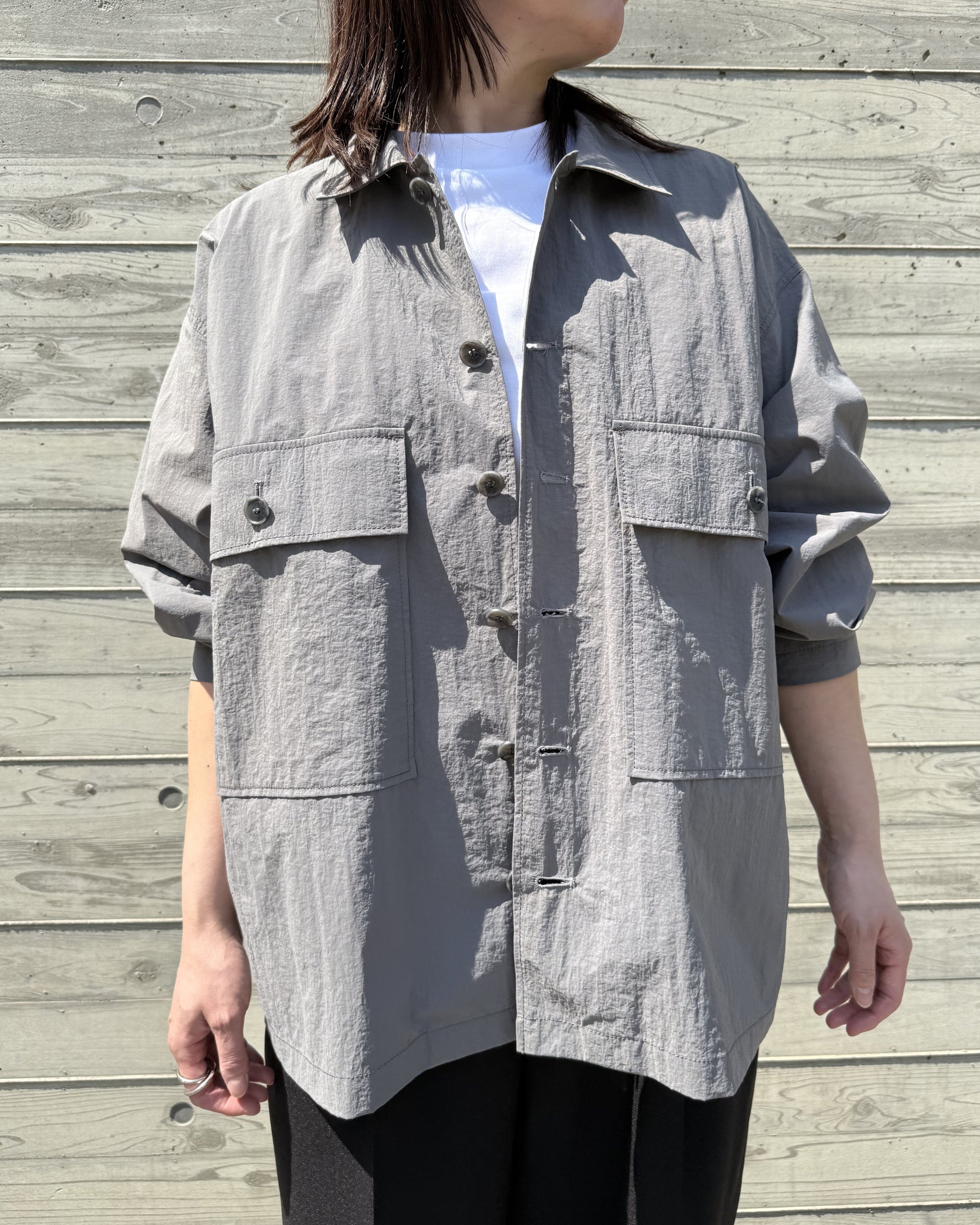 綺麗なグレーの大人シャツジャケット♪
日本製で美しい縫製です。３０代４０代５０代コーデ♪