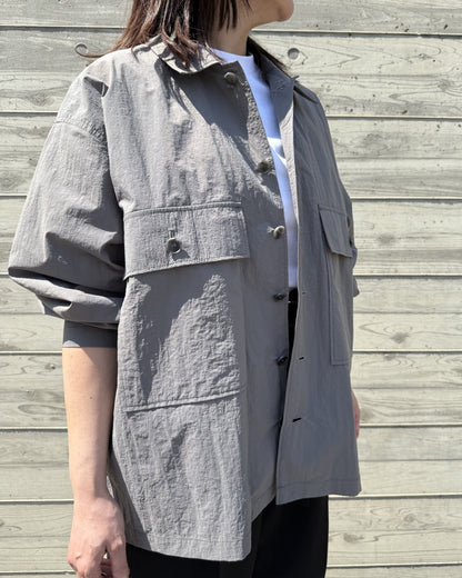 綺麗なグレーの大人シャツジャケット♪
日本製で美しい縫製です。３０代４０代５０代コーデ♪