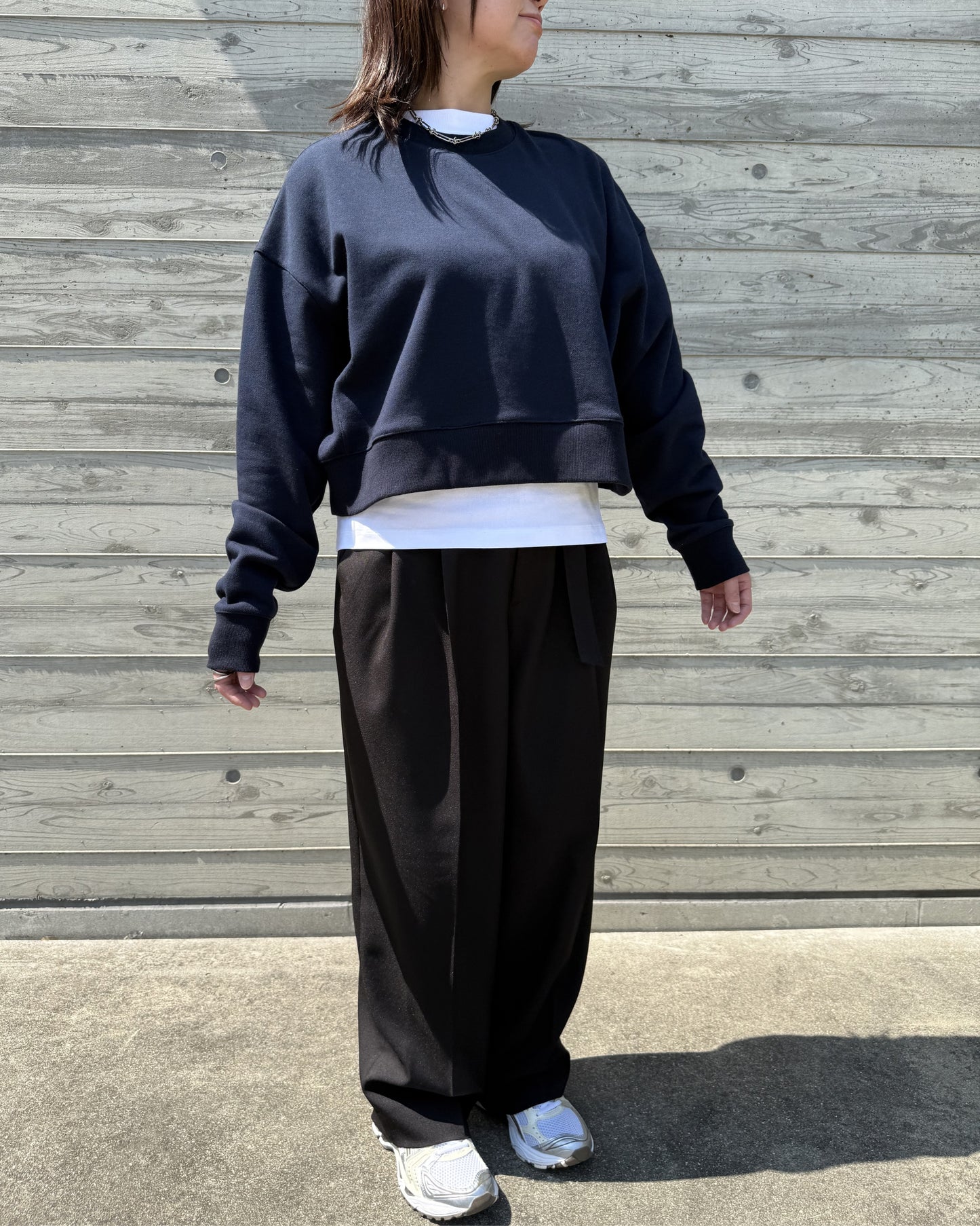 バランスよく決まる短丈スウェットトップス♪袖がくしゅくしゅして可愛いくこなれ感を演出してくれます。綿１００％日本製４０代・５０代おしゃれにまとまるトップスです♪