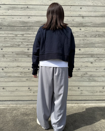 バランスよく決まる短丈スウェットトップス♪袖がくしゅくしゅして可愛いくこなれ感を演出してくれます。綿１００％日本製４０代・５０代おしゃれにまとまるトップスです♪