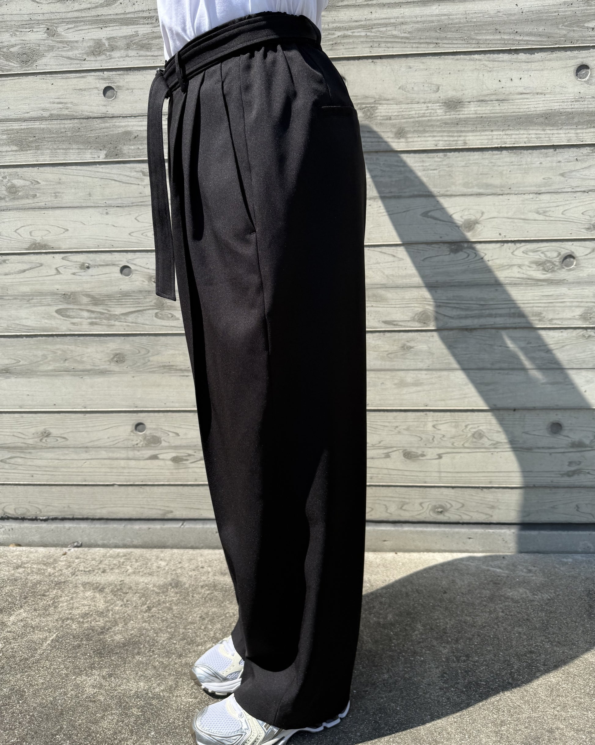 下腹が目立ちにくいツータックデザイン。体型の変化に対応出来るパンツ!ストレッチ生地で着心地抜群。美しい日本製♪クロパンツ。４０代・５０代コーデに♪