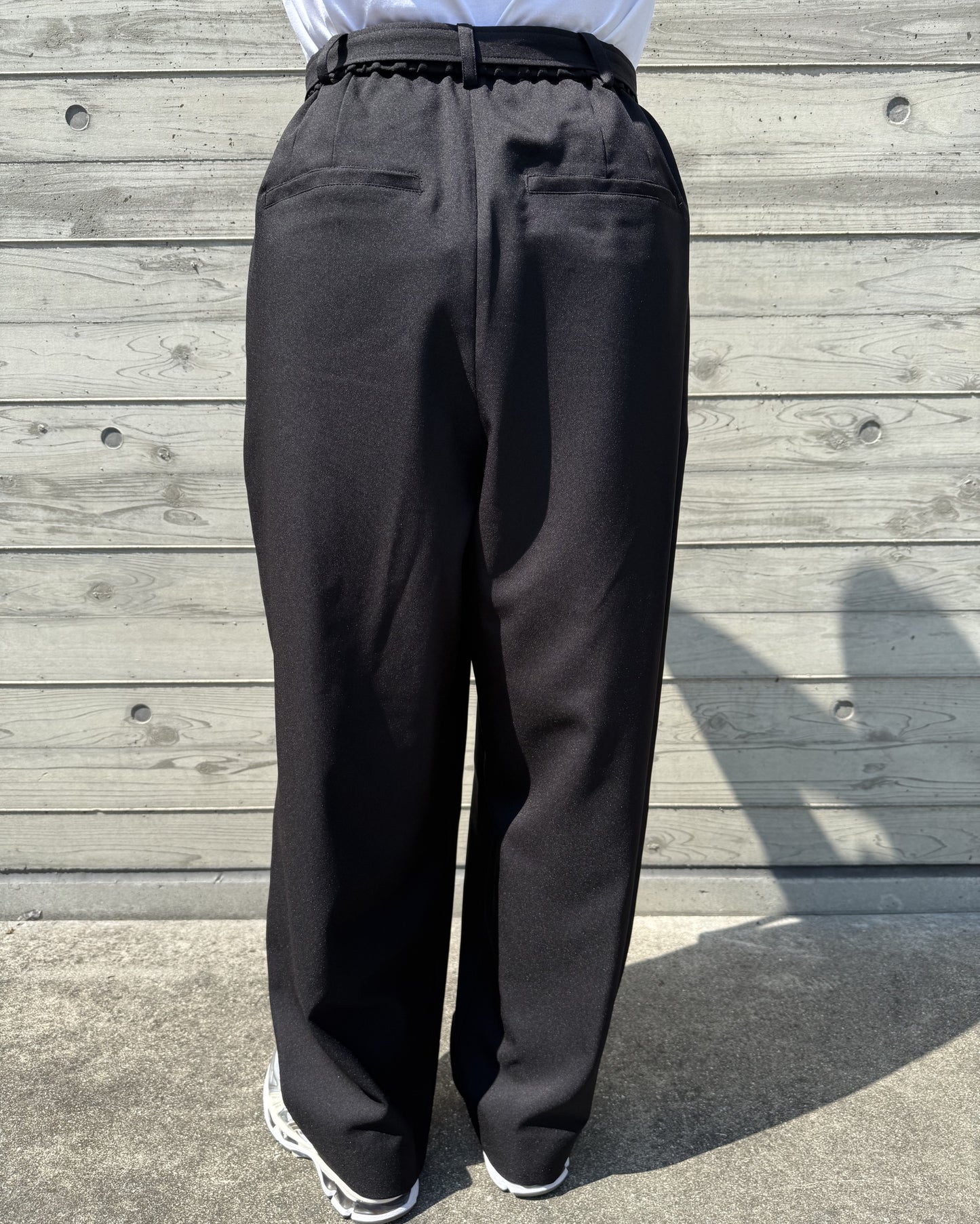 下腹が目立ちにくいツータックデザイン。体型の変化に対応出来るパンツ!ストレッチ生地で着心地抜群。美しい日本製♪クロパンツ。高めポケットでヒップアップ。